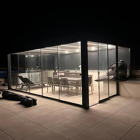 Fux Luxury Rooftop Terrace Jacuzzi & Bbq Apartment *