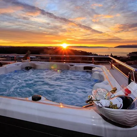 Apartment Fux Luxury Rooftop Terrace Jacuzzi & Bbq