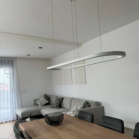 Fux Luxury Rooftop Terrace Jacuzzi & Bbq