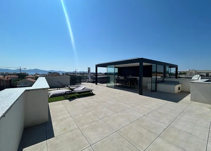 Fux Luxury Rooftop Terrace Jacuzzi & Bbq Апартаменты *